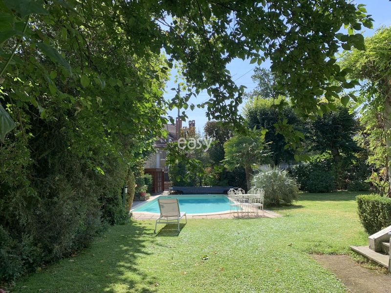 Set design for filming and photo shoots with a beautiful Parisian garden in FRANCE