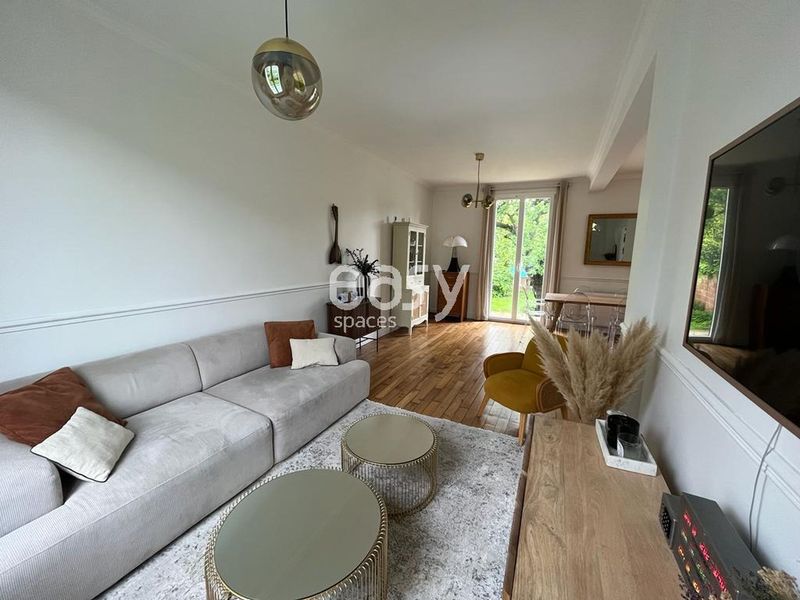 Unusual and Unique Photoshoot Location in Paris, France Offering Exceptional Backdrops