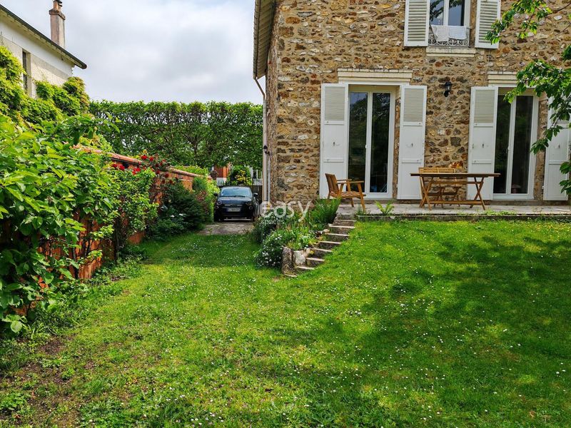 house with garden filming location in Paris, France