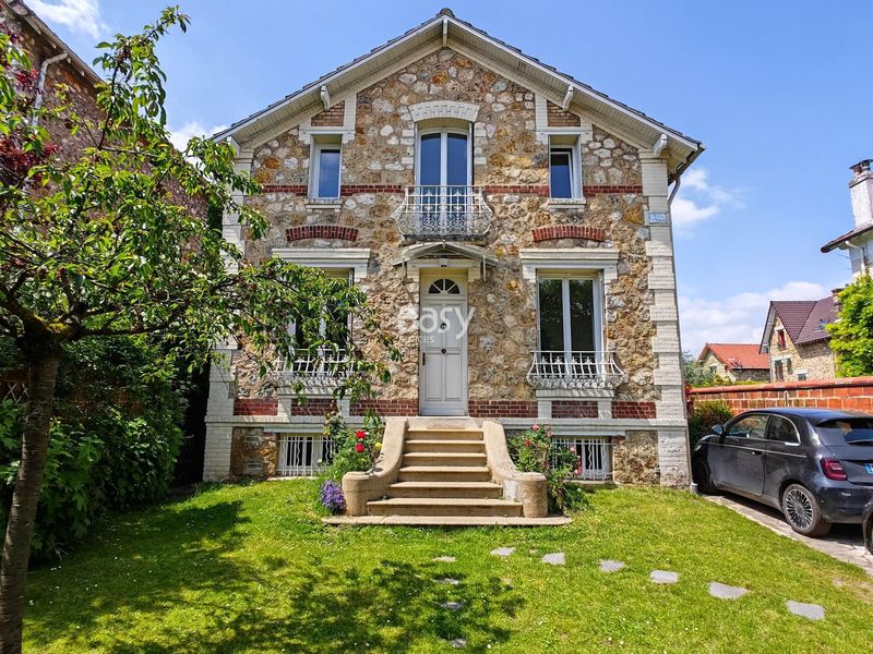 House with garden available for photo shooting in Paris, France, ideal for professional and artistic projects