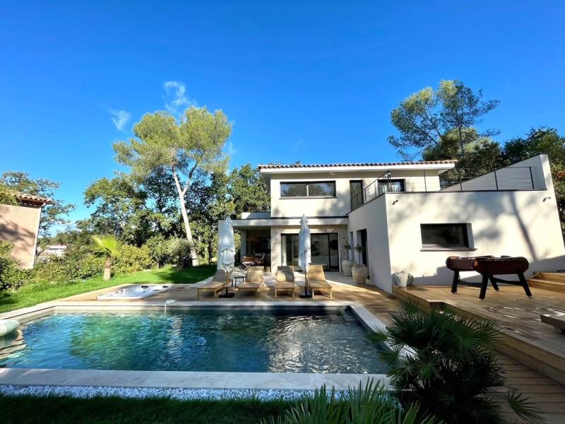 Modern villa available for rent in FRANCE with ideal settings for professional photo shooting sessions