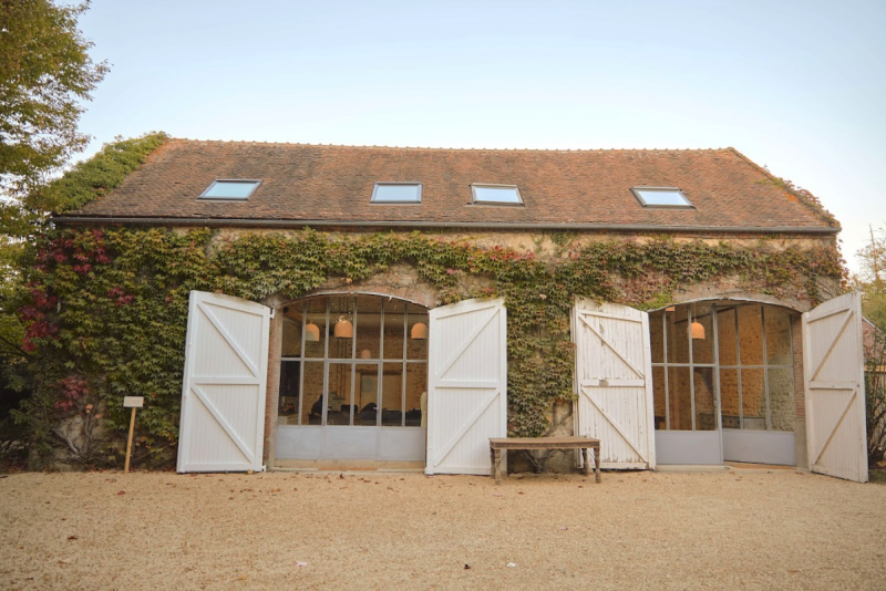 Renting a family home for a photoshoot near Paris