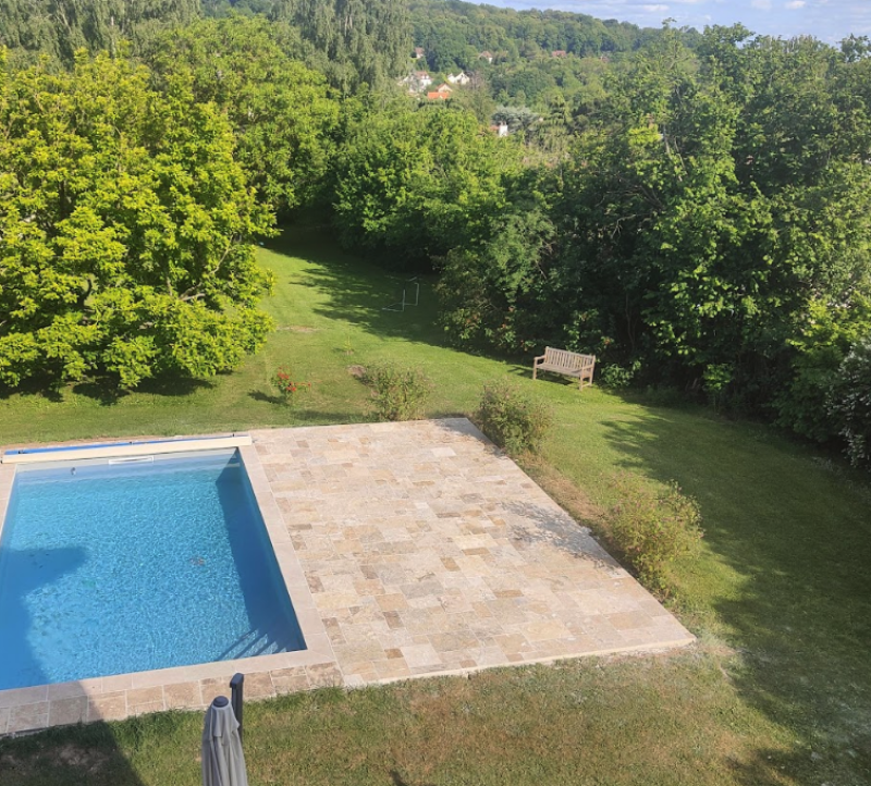 Rent a villa with a pool for an event in Paris