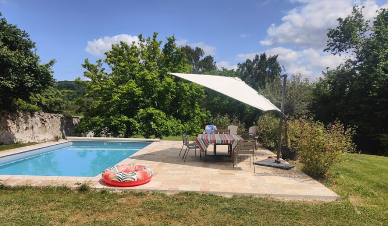 Rent a villa with a pool for a photoshoot in Paris
