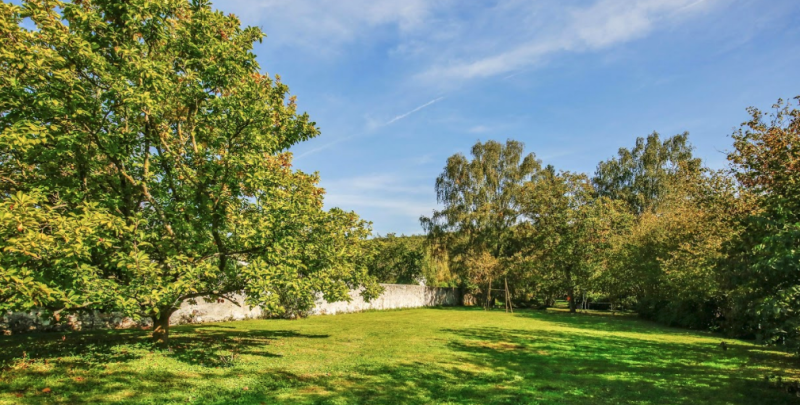 Rent a villa with a large garden for an event in Paris