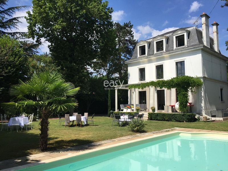 house available for rent in Paris, France, suitable for professional photo production and photography projects