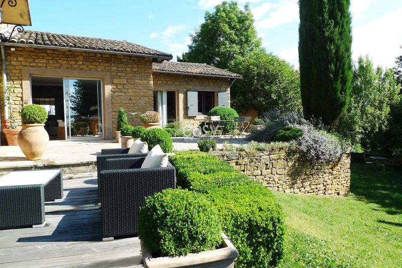 location scouting agency located in the city of Lyon