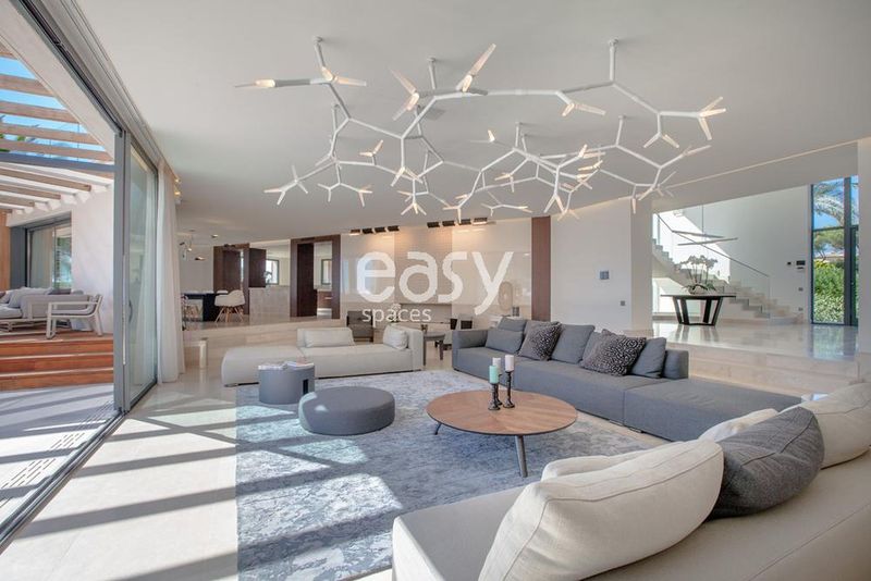 renting an exceptional luxury villa ideally suited for a professional photo shoot, located in the beautiful city of Cannes