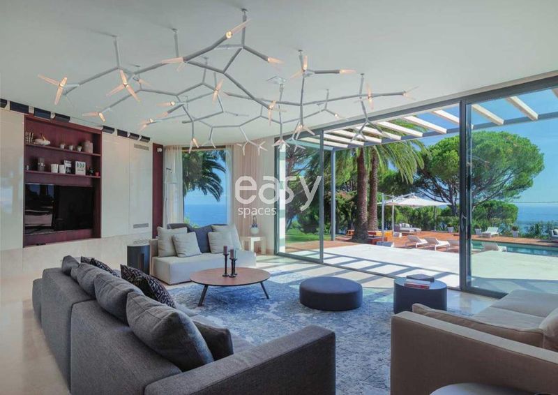 Ultra modern villa with stunning sea views ideal for professional photo shoots in the Provence-Alpes-Côte d'Azur region