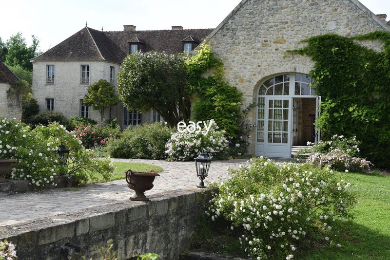 Room rental services for organizing a product launch event in Paris