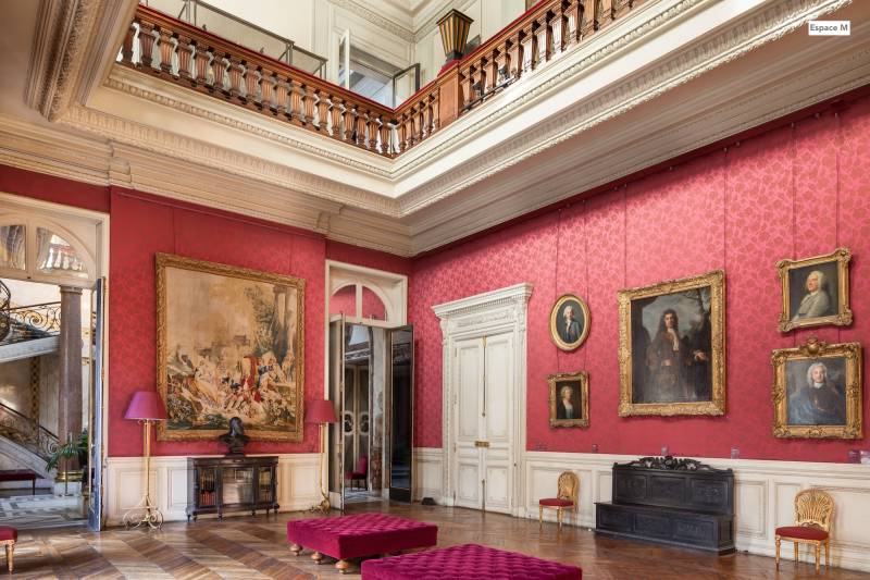 rent a spacious and elegant entrance hall for filming in PARIS, FRANCE
