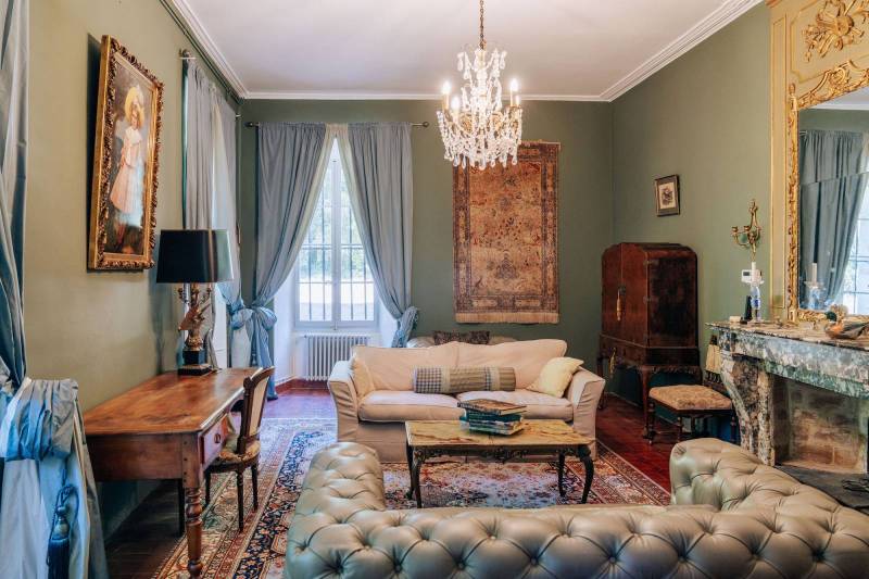 Castle-style set rental for photo shoot in Avignon