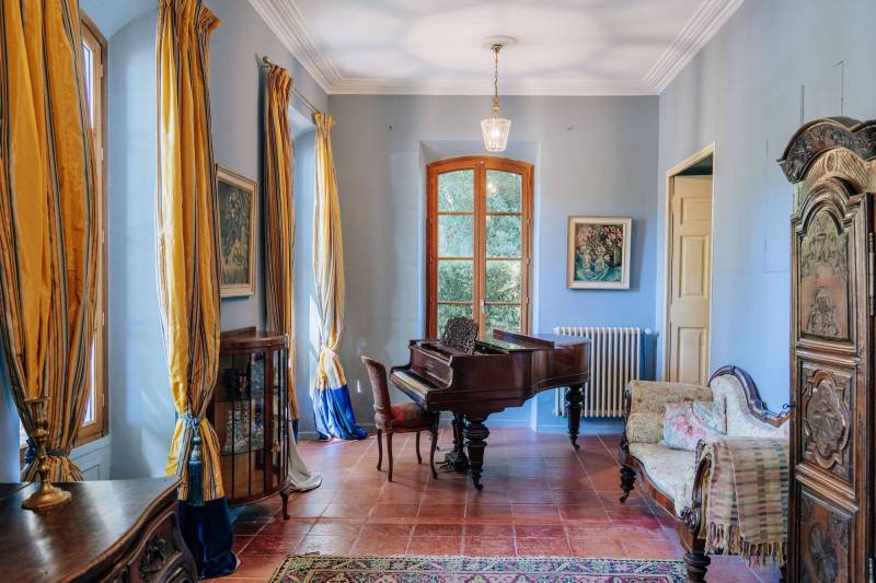 Castle-style set rental for filming in the Provence-Alpes-Côte d'Azur region