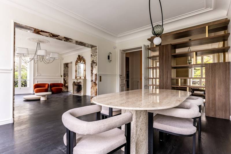 Haussmann-style apartment ideally suitable for film shooting located in the heart of Paris, France