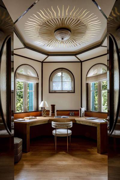 Rent a 1970s-style venue for a film shoot in Paris