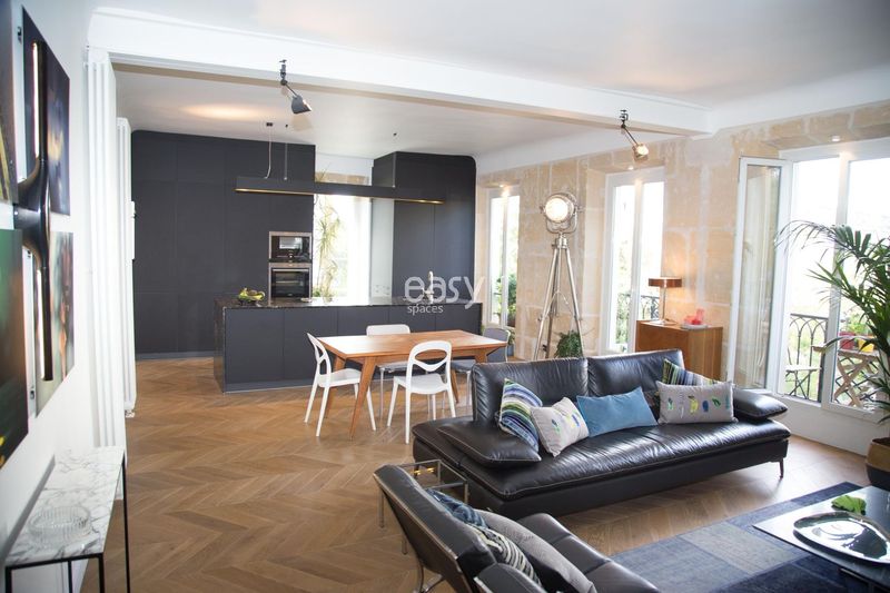 Private apartment available to rent in the heart of Paris city center specifically for professional shooting purposes