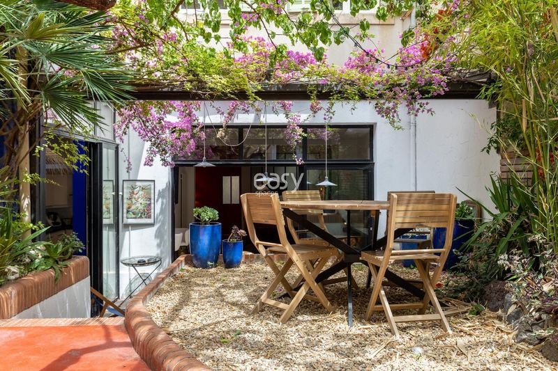 renting an apartment with a spacious patio specifically designed for a professional photo shoot in Marseille, FRANCE