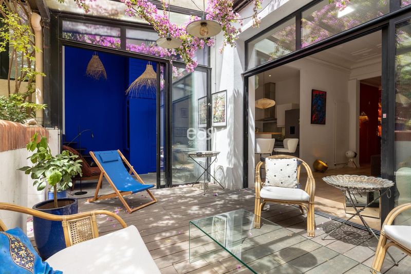 Apartment rental with private patio for professional photo shoot in Marseille, FRANCE