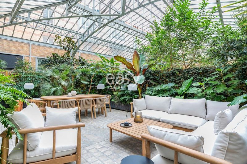 Event venue with a beautiful Parisian courtyard located in France