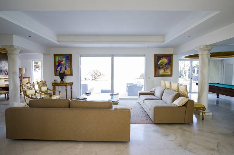 House available for rent in FRANCE specifically for photo production in Cannes with spacious interiors and ideal lighting conditions