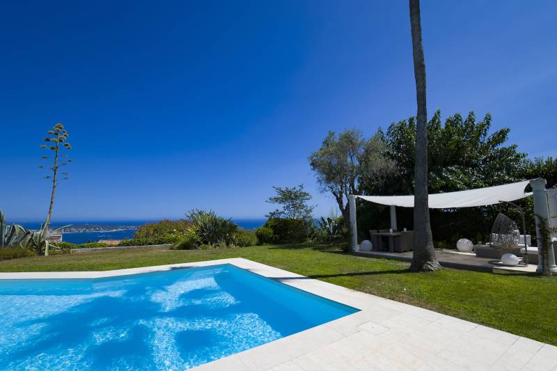 location of the photoshoot with a beautiful sea view in Cannes, FRANCE