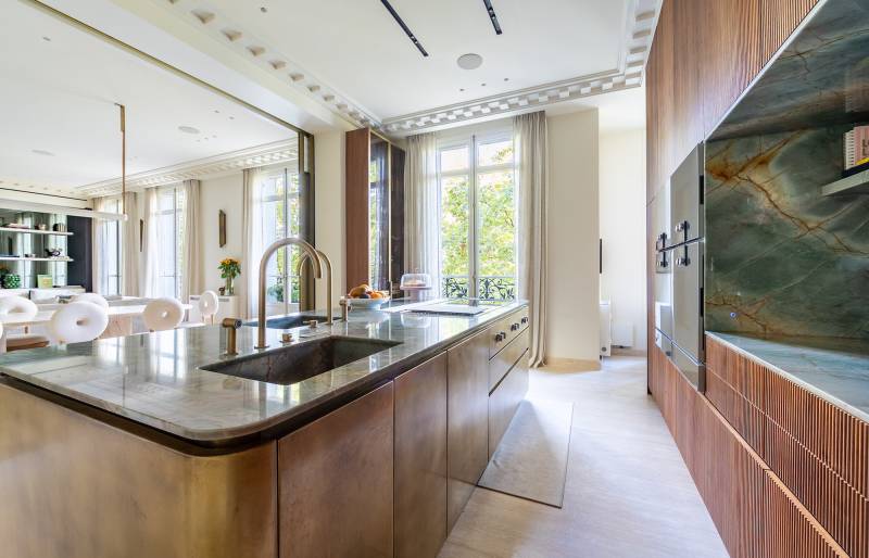 Rent a location with elegant parquet flooring and decorative moldings for a professional photoshoot in Paris, France