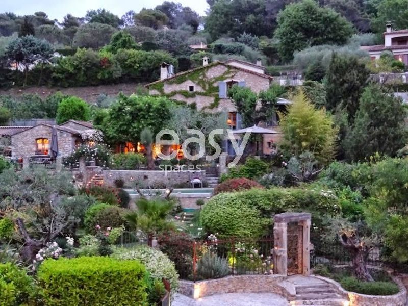 Stone farmhouse located in the picturesque region, perfect for a photoshoot in Cannes