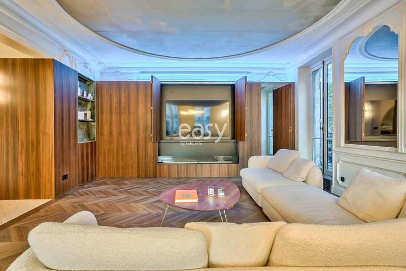 rent an apartment with parquet flooring and decorative moldings ideal for photoshoots in Paris, FRANCE