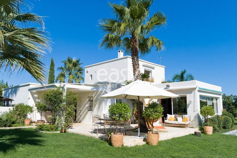 A unique and unconventional house perfect for taking photos and capturing memorable moments