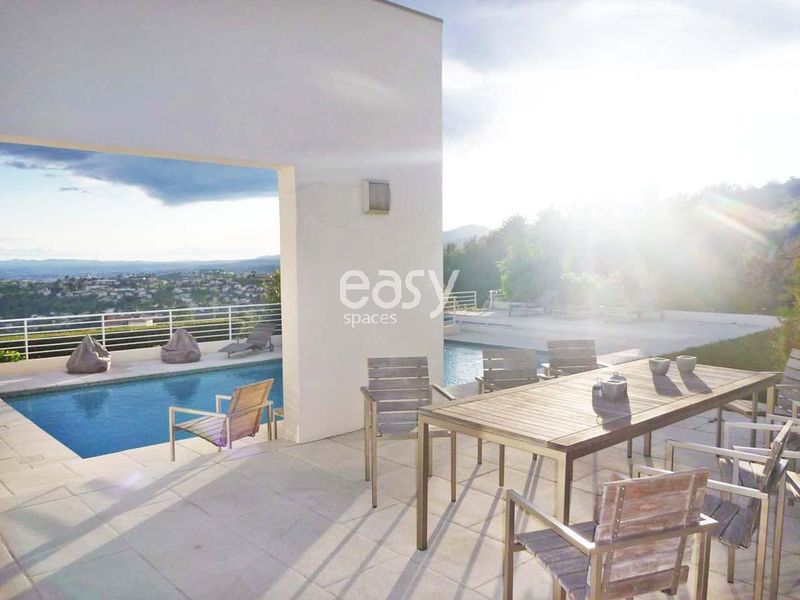 renting a beautiful villa with a private swimming pool specifically for high-end photographic productions in Nice
