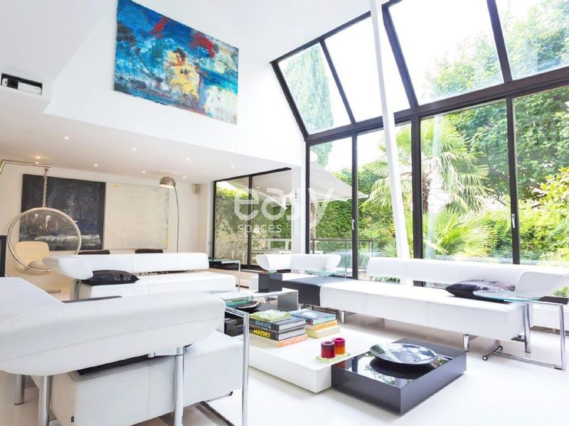 Renting a Spacious Loft Located in the Heart of Paris for a Photo Shoot