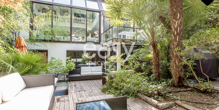 Loft with a spacious private garden located in the heart of the city centre, ideal for photography