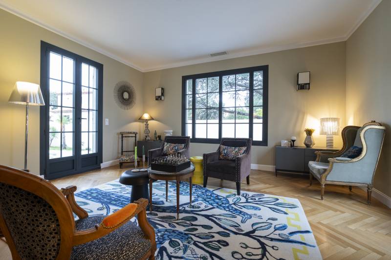 Scenic Decor for Photography and Filming in Marseille, France