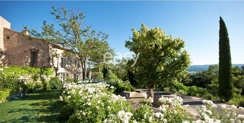 Rental of a traditional Provençal farmhouse specifically for professional photoshoots in the Luberon region