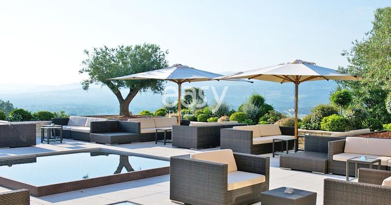 Rental of a traditional farmhouse specifically for professional photography production in the beautiful Luberon region