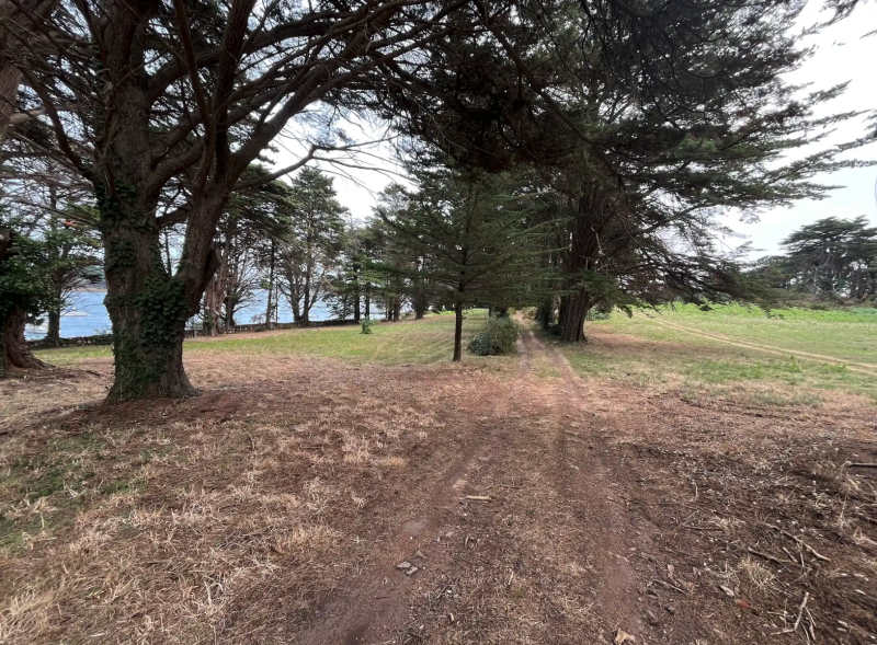 Decor available for rent in Brittany, FRANCE, ideally suited for professional photoshoots and creative projects