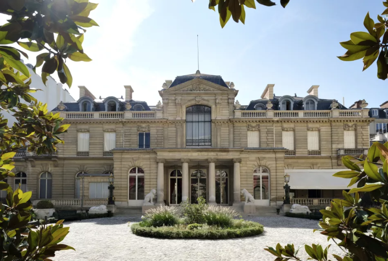 private mansion available for filming and movie production rental in Paris FRANCE