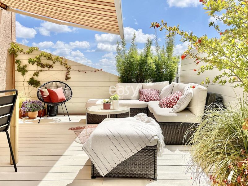 location with terrace suitable for a professional photoshoot in the city of Toulouse, France