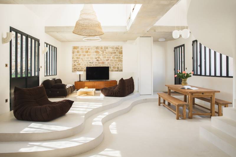 Loft-type location available for rent specifically for professional photo shooting purposes in FRANCE