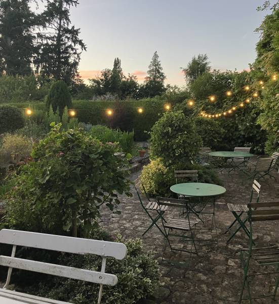 Bucolic and picturesque outdoor photoshoot location in Paris, FRANCE