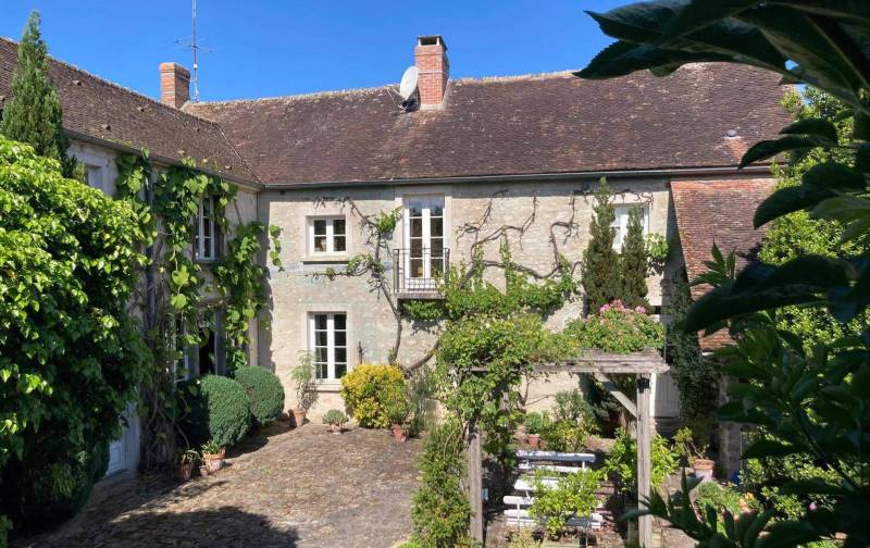 filming location in the countryside near Paris in FRANCE