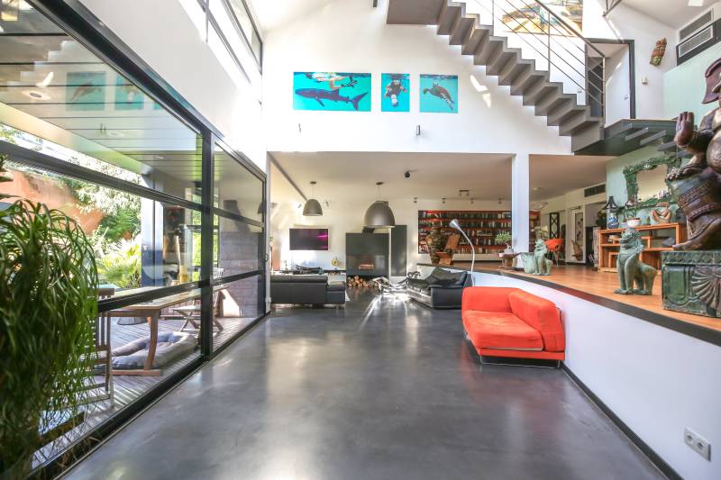 A unique and unconventional space perfectly suited for professional photo shoots near Paris, FRANCE