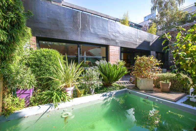 Photoshoot location with swimming pool in Paris, France, ideal for professional and creative sessions