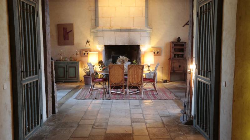 rental of a manor house for film shooting in Paris, FRANCE