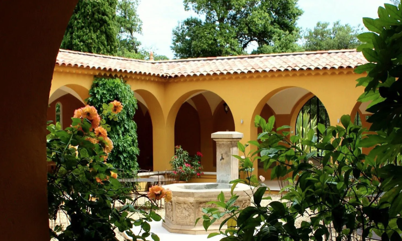 rent a charming bastide for a photo shoot in Cannes, France, perfect for an elegant and memorable shooting experience