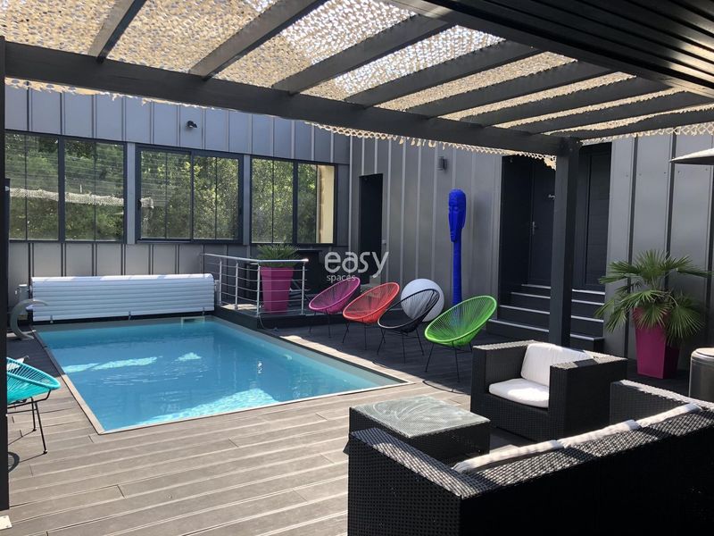 Event venue with swimming pool located in the Vendée region of France