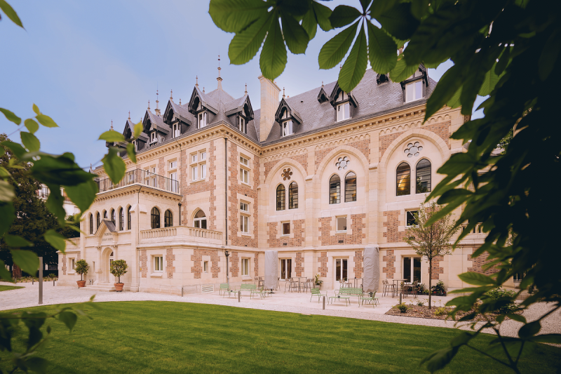 Event venue with garden located in the city of Paris, France