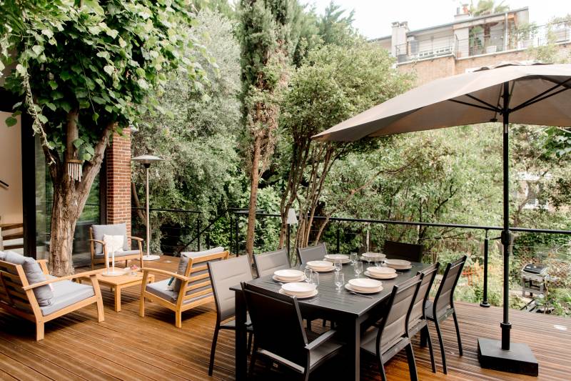 Photoshoot location featuring a beautiful garden in the heart of Paris, France