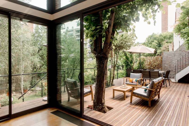 House available for rent in Paris, France with a terrace ideal for professional photo shoots or filming sessions