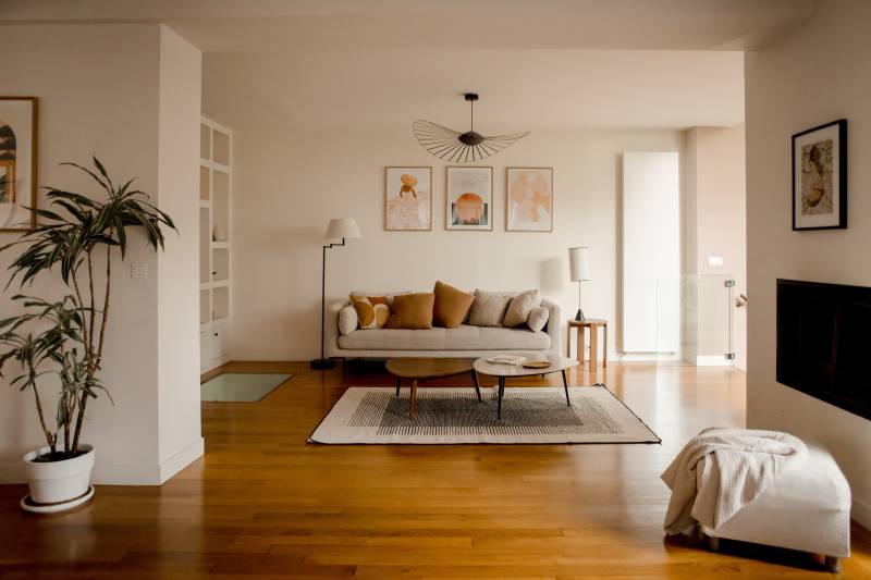 Cozy and inviting photoshoot location in the heart of Paris, France with comfortable and warm atmosphere